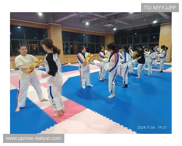 2025年黑龙江省跆拳道冠军赛开赛，青少年选手横踢、后旋踢动作干脆利落。